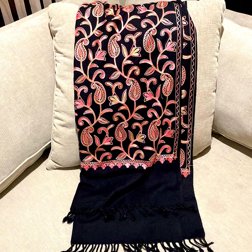 Almost new black patterned shawl
